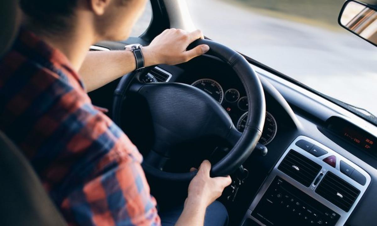 Vairuojate? Nedėvėkite tokių drabužių. Galite gauti elektros smūgį