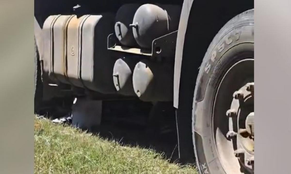 Trys rusai po sunkvežimiu rado kai ką kraupaus – „Jei pamatys per kamerą, mums galas!“ (Video)