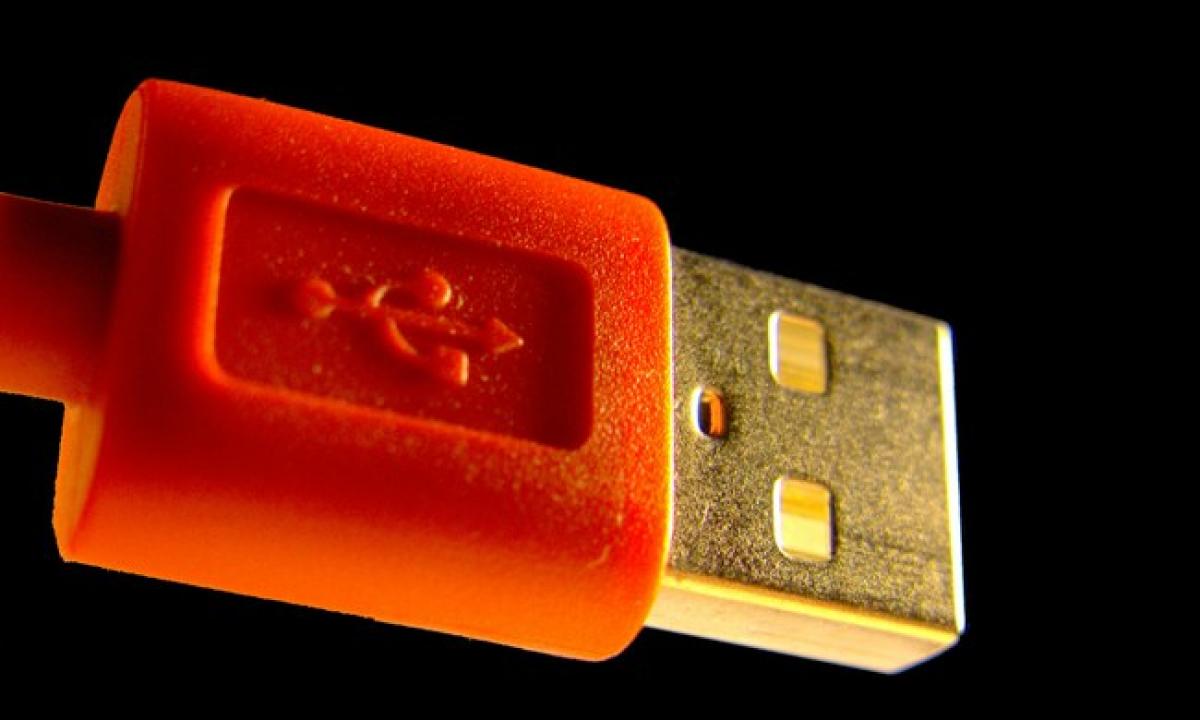 Kodėl USB jungtyje yra tos kvadratinės skylės? Jos skirtos ne grožiui