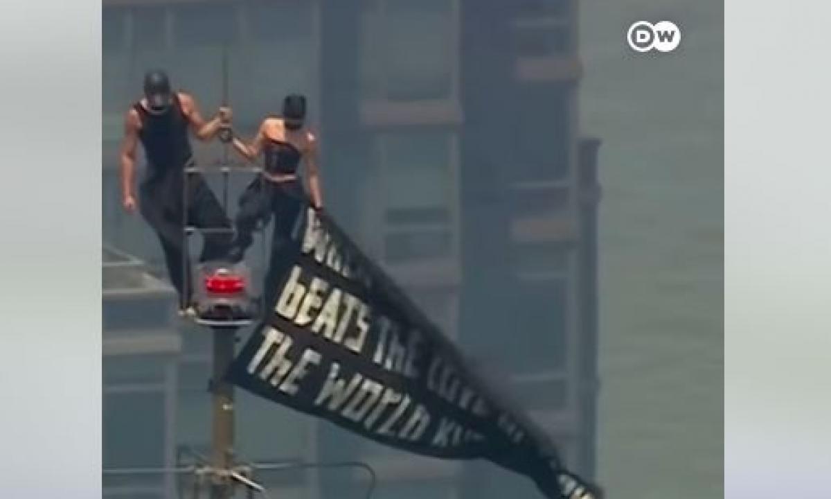 Siaubas 443 metrų aukštyje: jie užlipo ant „Empire State Building“ viršūnės – finalas šokiravo Niujorką (Video)