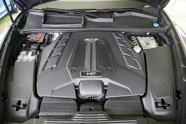 VW EA825 4,0 litrų dviejų turbinų V8 variklis 2023 m. Bentley Bentayga automobilyje