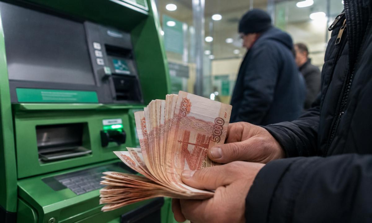 Pagrasino konfiskuoti indėlius. Bankai šokiruoti, ką masiškai daro rusai