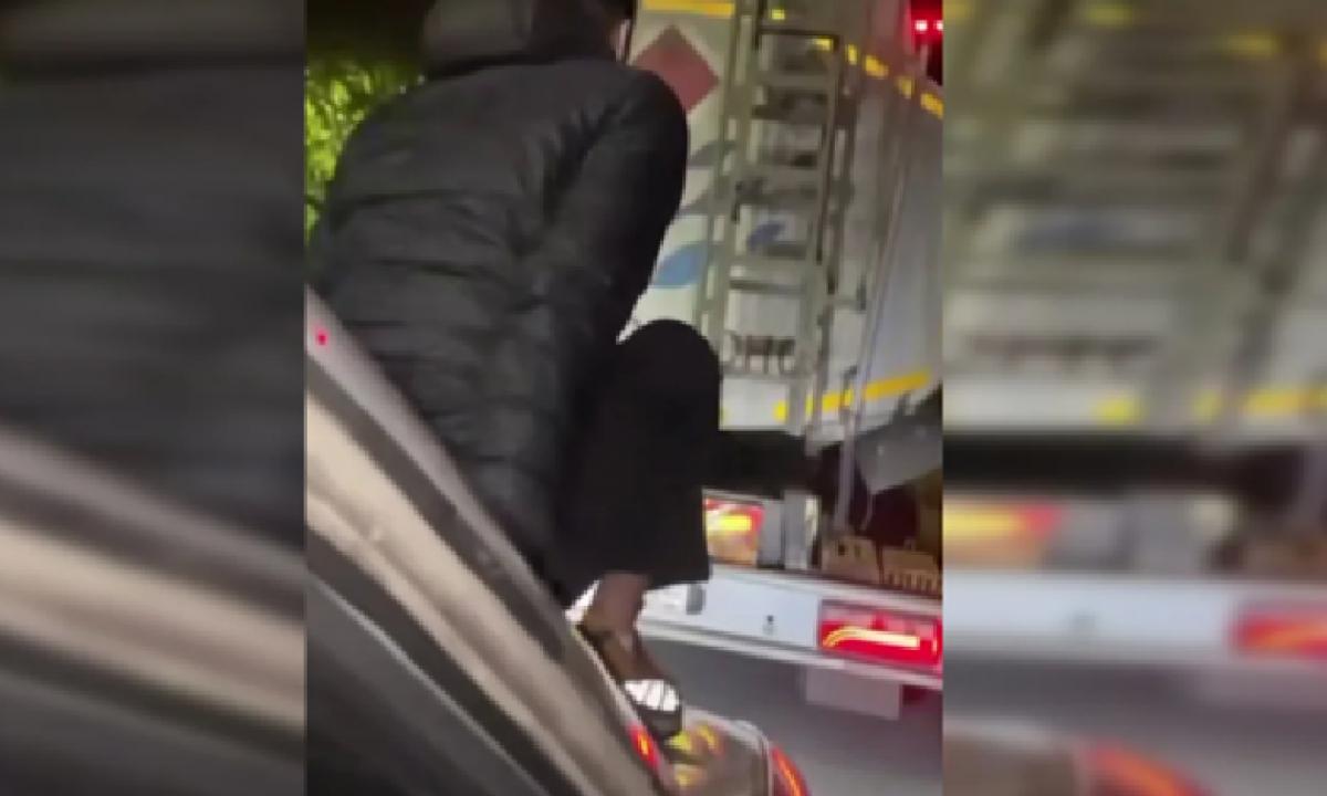 Kaip „Greiti ir įsiutę“: Rusijoje dėl benzino trūkumo pradėti grobti degalų sunkvežimiai (VIDEO)