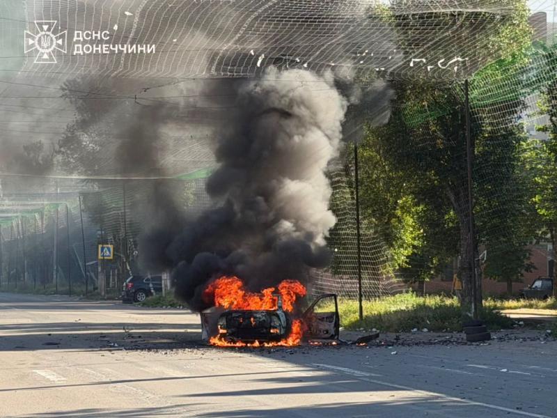 Kramatorskas po rusų atakos, dega civilinis automobilis