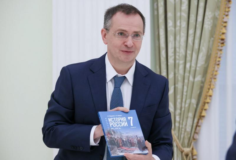 Vladimiras Medinskis su nauju vadovėliu