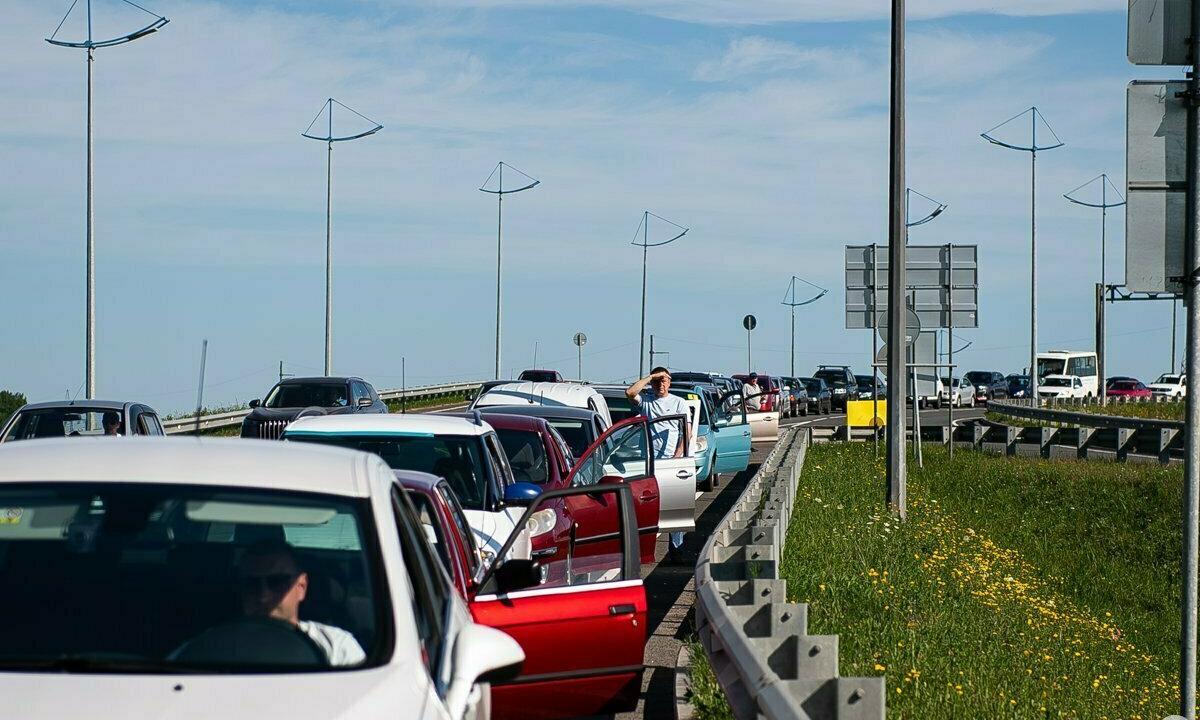 „Laukiam benzino“: Rusijos mieste degalinių apgultis – vairuotojai jau statosi palapines (Vaizdo įrašas)