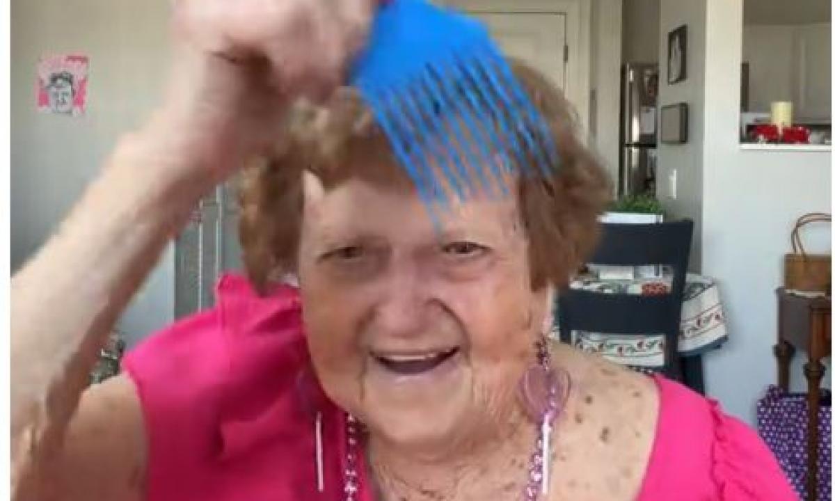 Tai, ką išdarinėja 96-erių močiutė, netelpa į galvą: „TikTok“ sprogsta! (Video)