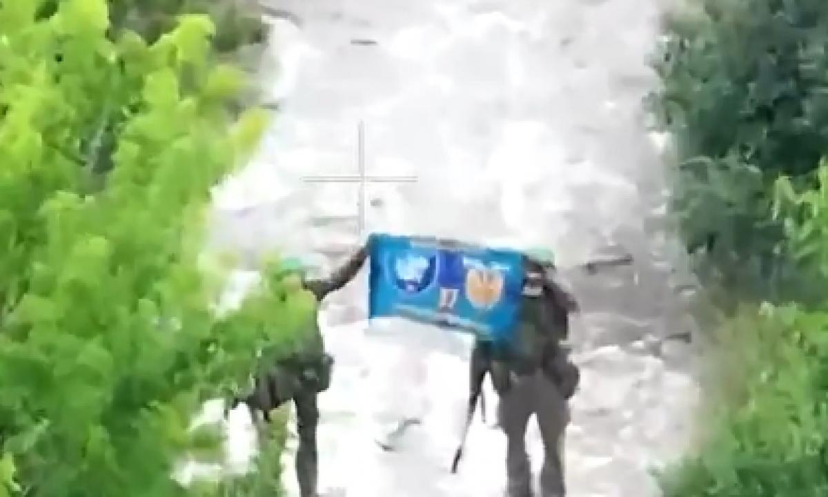Putinas įsakė užimti! Ukraina išvalė nuo orkų ir kelia vėliavą (Video)