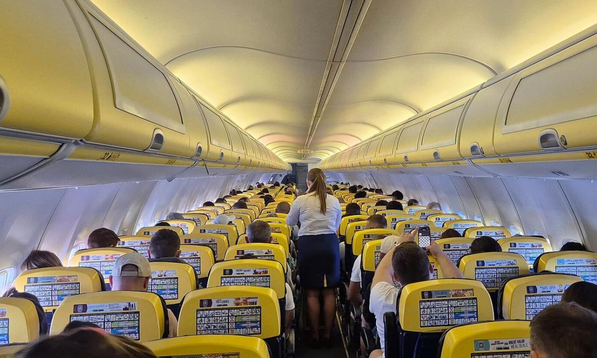 Siaubas 6 km aukštyje: „Ryanair“ lėktuve sprogęs variklis pravėrė pragaro vartus – keleivį pradėjo siurbti per langą (Video)