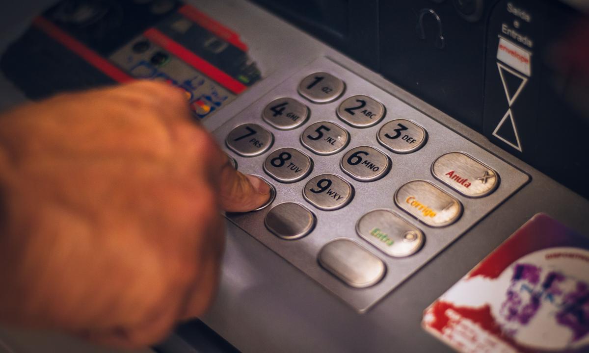 Bankai užsuka pinigų čiaupą. Jie griežtina pinigų išėmimo taisykles. Nauji limitai jau galioja