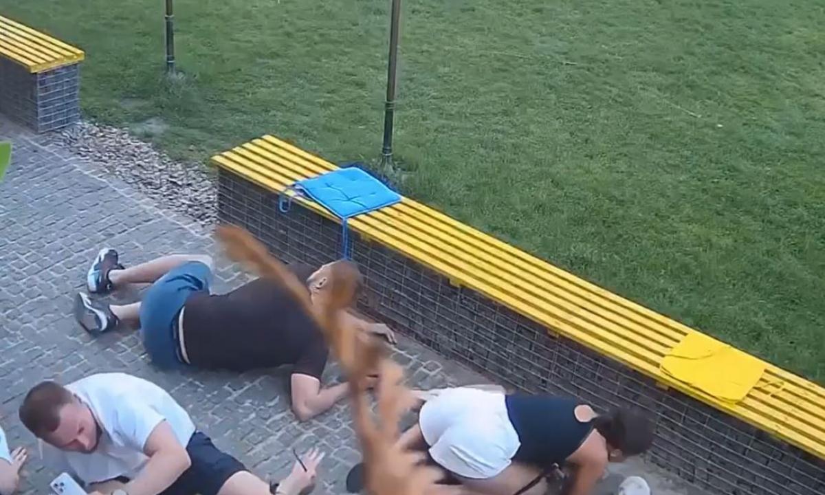 Šiurpą keliantis vaizdo įrašas. Tėvai skubėjo pridengti vaikus savo kūnais (Video)