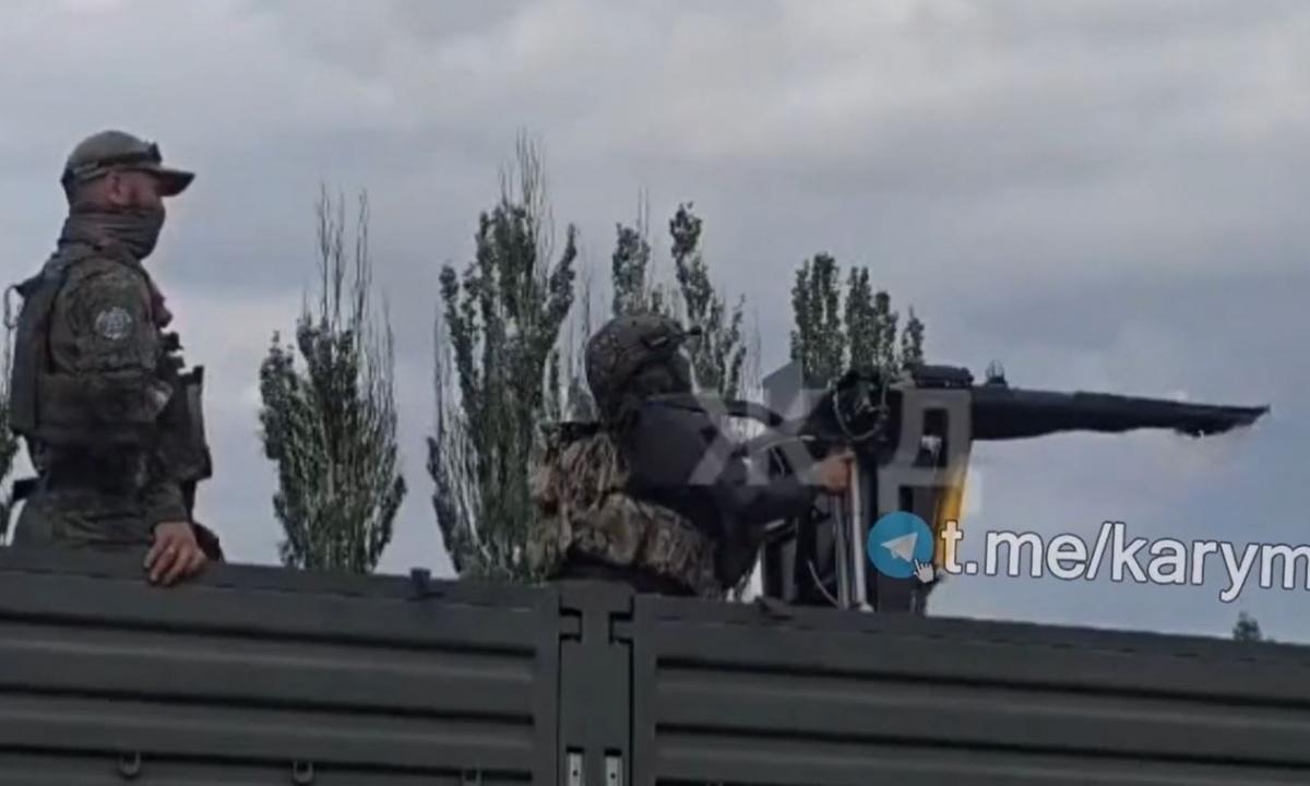 Nedaug trūko! Rusas su kulkosvaidžiu staiga pasijuto kaip karuselėje (Video)