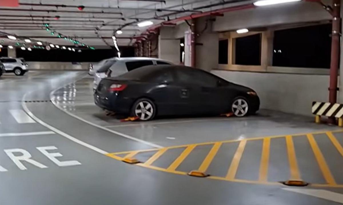Jis stovi oro uoste jau šešerius metus. Parkavimo sąskaita yra milžiniška (Video)
