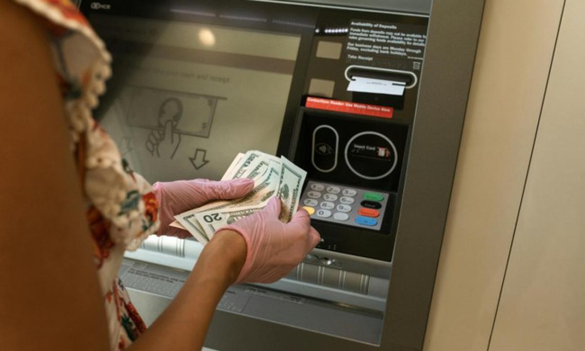 Jie tūno prie bankomatų ir laukia. Kol kas nors išsigrynins pinigus