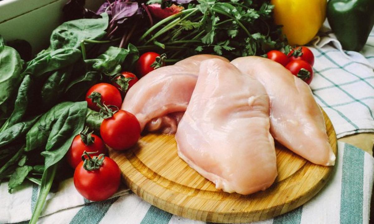 Baltos juostelės ant vištienos? Sužinokite, kaip atpažinti sugedusią mėsą