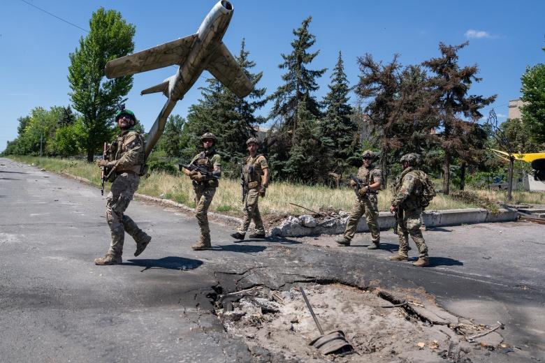 Ukrainos ginkluotųjų pajėgų „Alkatras“ bataliono kariai patruliuoja prie fronto esančiame Družkovkos mieste Donecko srityje