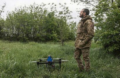 Ukrainos karys ruošia smogiamąjį droną „Blyskavka“ smūgiui prieš Rusijos pozicijas Konstantinovkos kryptimi, Donecko sritis, Ukraina
