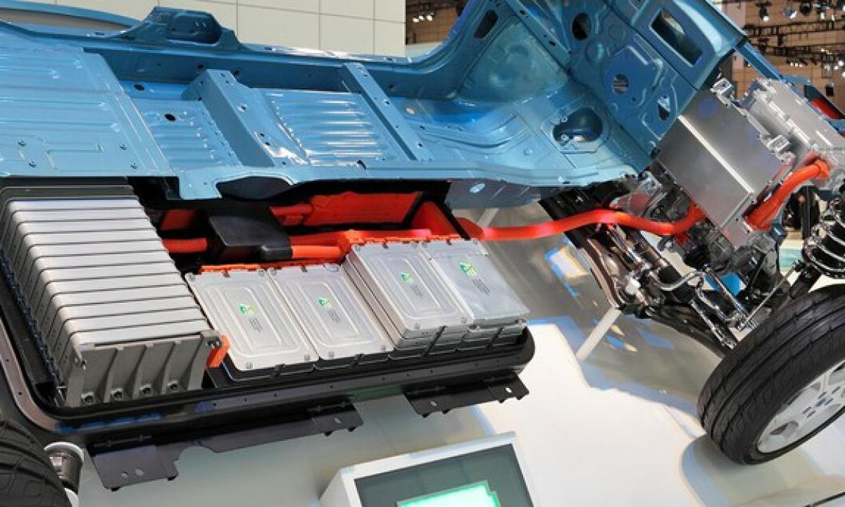 Ekspertas atsako. Kiek laiko iš tikrųjų „gyvena“ elektromobilio akumuliatorius?