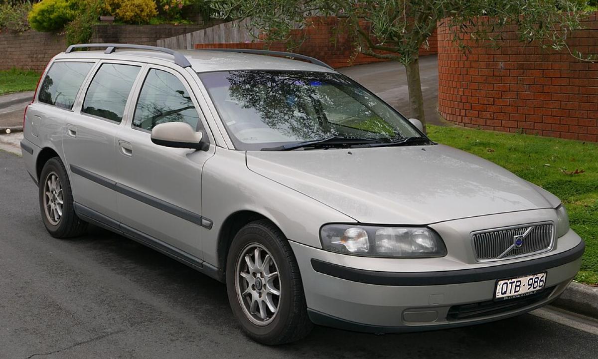 Skirtumas – 4 kartai! 20 metų senumo „Volvo“ bandyme pranoko naujus automobilius