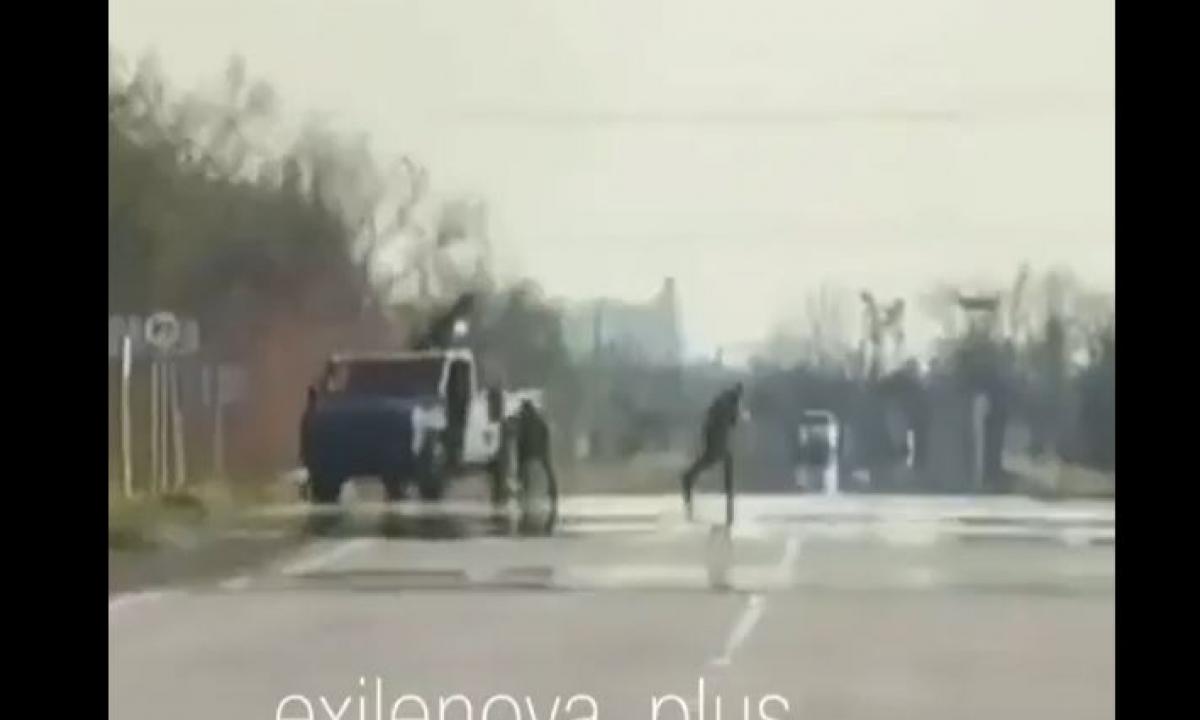 Rusai pasiuntė sargus, bet šie išsilakstė prieš pirmą pavojų. Medžiotojas tapo grobiu (Video)
