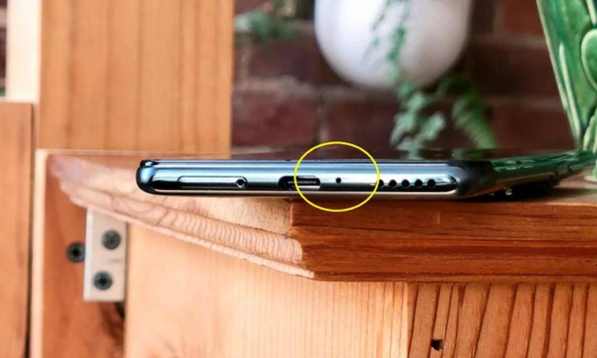 Kas yra ta maža skylutė jūsų išmaniajame telefone?