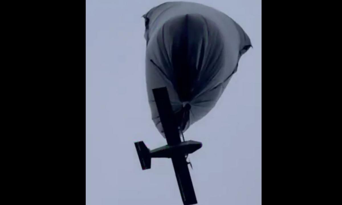 Kas čia dabar? Dronas po šiukšlių maišu? (Video)