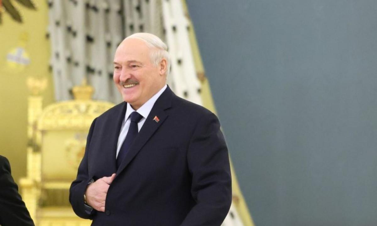 „Siunčiam juos prie sienos! Tai – mano įsakymas.“ Lukašenka purto Baltarusiją