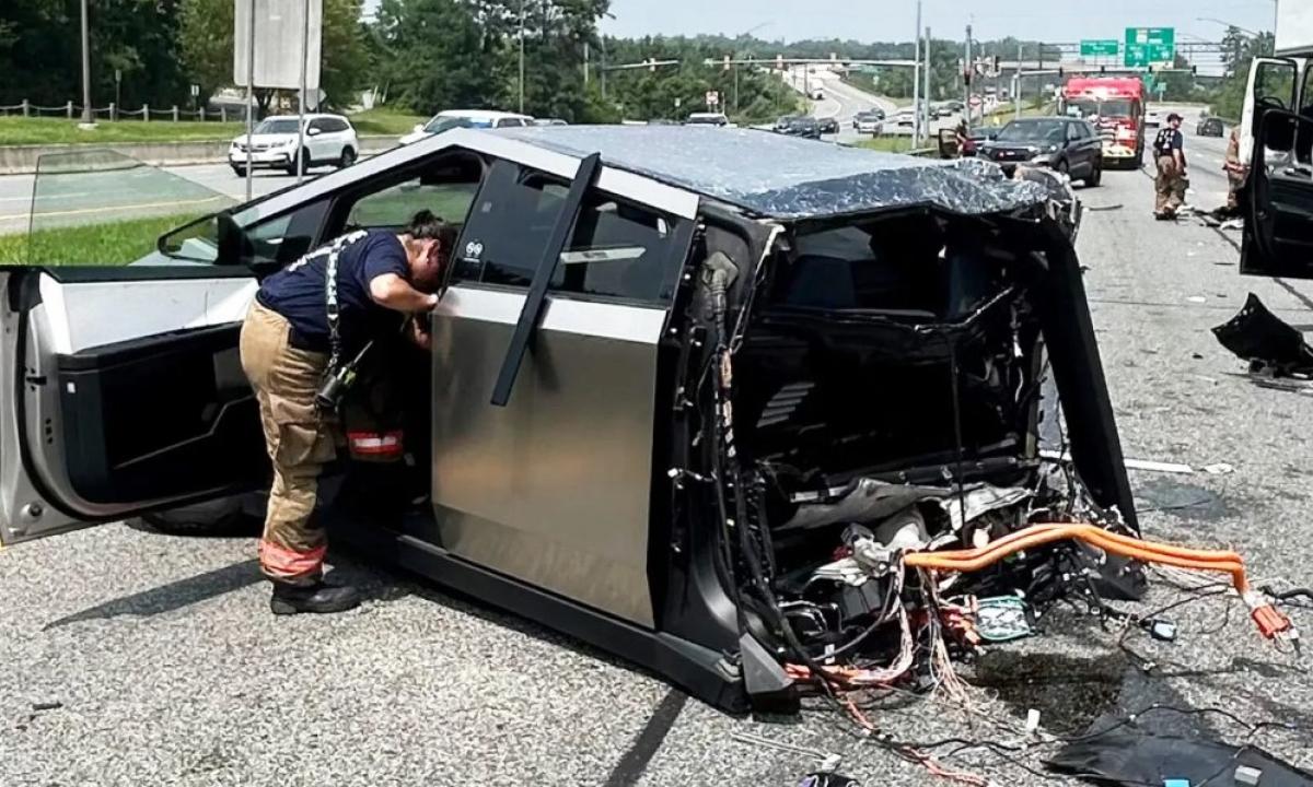 Siaubinga avarija: „Tesla Cybertruck“ perskilo per pusę (Foto, Video)