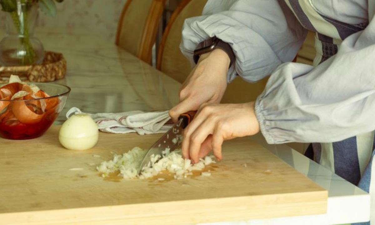 Kaip veiksmingai pašalinti svogūnų kvapą nuo rankų? 4 patikrintos gudrybės