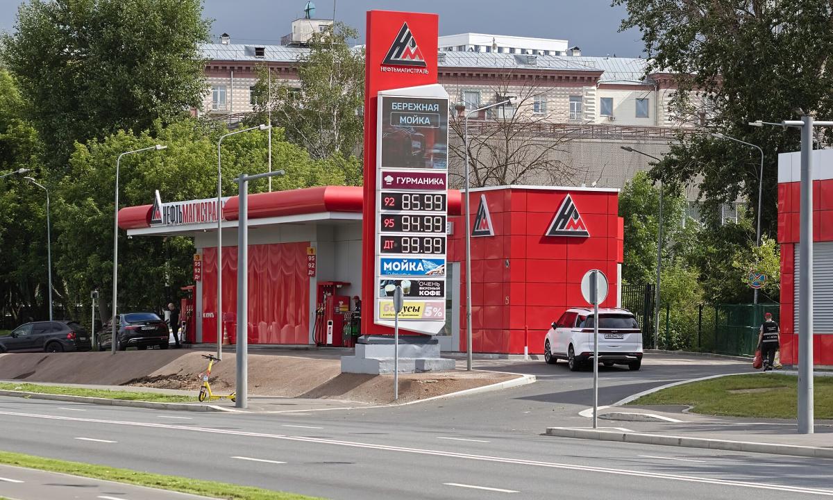 Rusijoje prie degalinių nelieka eilių. Degalų krizės beveik nebėra. Kas vyksta