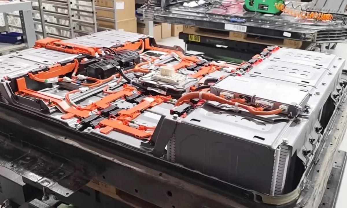 Mechanikas įsiutęs: elektromobilio akumuliatoriaus garantija bevertė (Video)