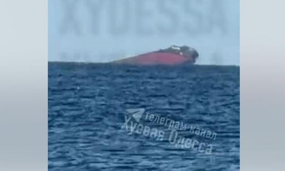 Tragedija Juodojoje jūroje: po brutalaus Rusijos smūgio Odesoje nuskendo Turkijos laivas (Video)
