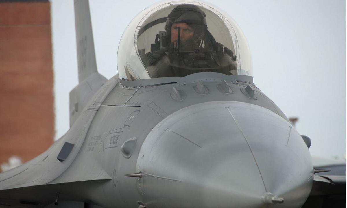 NATO atidengė ugnį: F-16 be ceremonijų sudraskė Rusijos orlaivį!