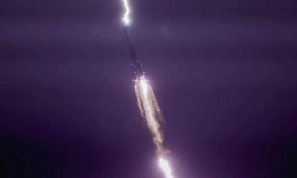 Žaibas trenkė į kosmosą skriejančią raketą: kas nutiko toliau? (VIDEO)