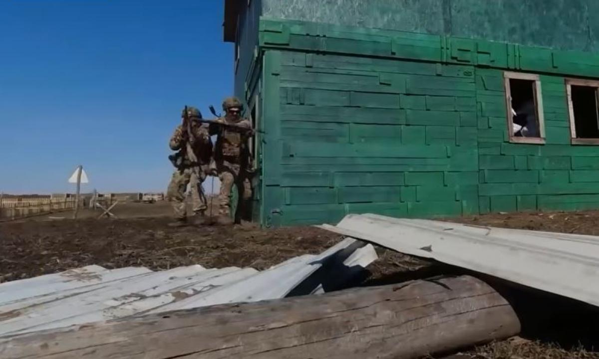 Šokiruojanti schema Ukrainoje: vietoj pažadėtų turtų atsidūrė apkasuose