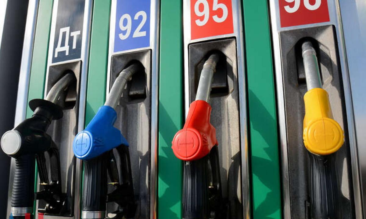 Milžiniškos eilės tirpsta akyse: benzino bado nebėra nė ženklo?