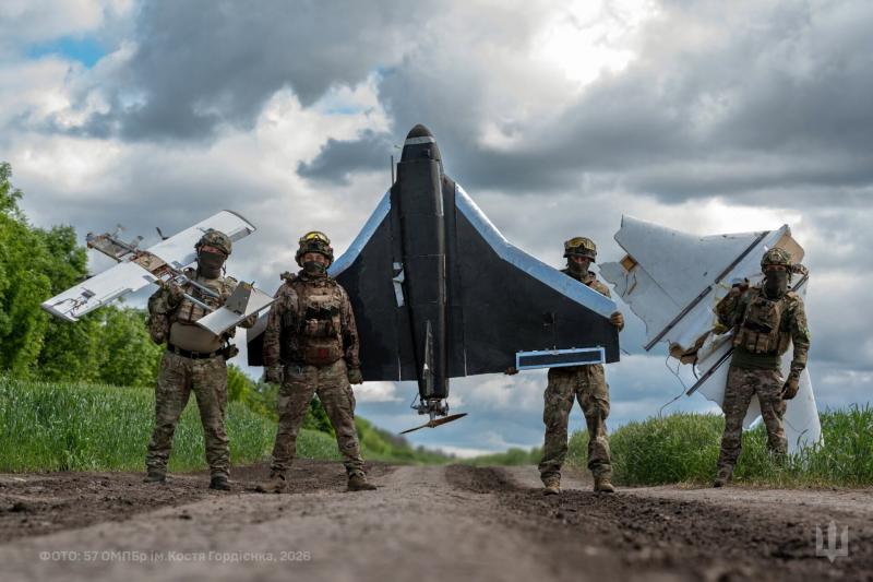 Ukrainiečiai pozuoja su numuštais rusų dronais