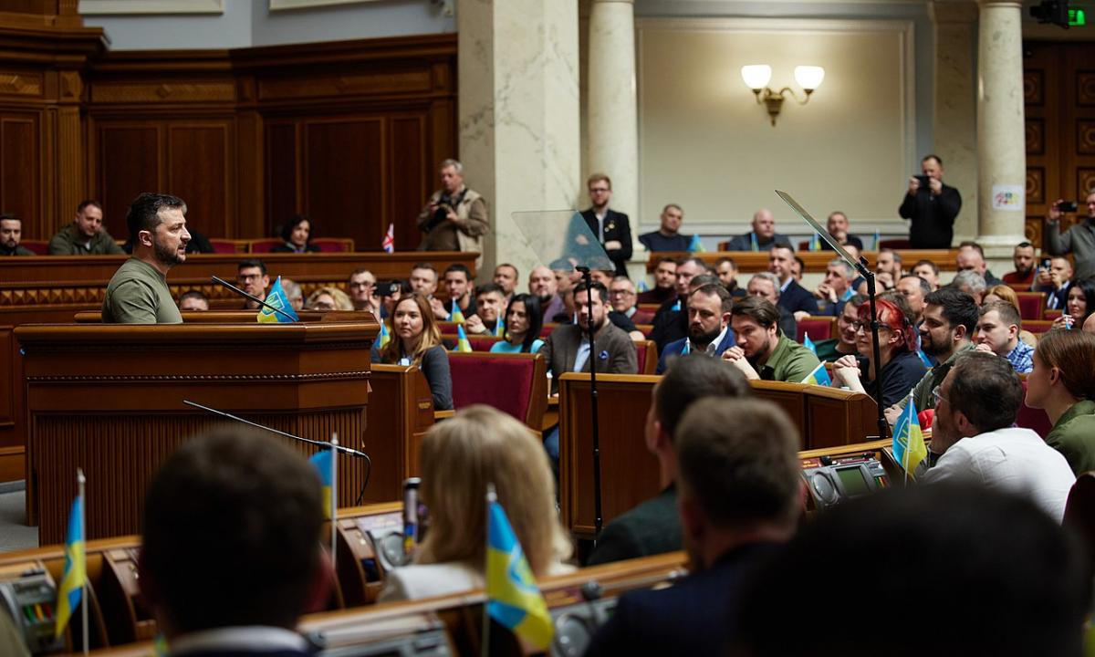 Zelenskio kėdė braška? Ukrainiečiai reikalauja masinio valdžios išvalymo  