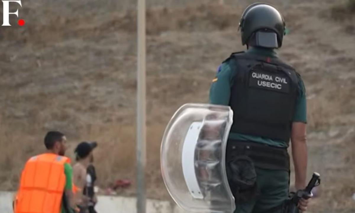 Jų yra 60 000. Valstybė reaguoja. Prasideda kariniai veiksmai. Skelbiama, kad įvestos pajėgos (Video)