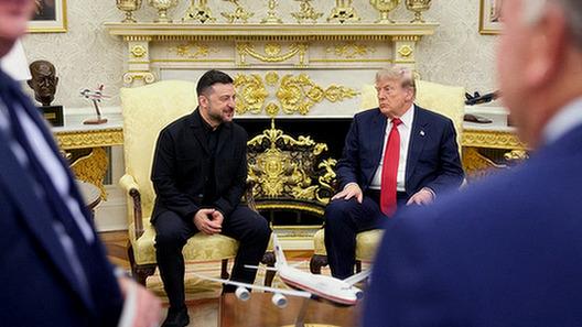 Šioje nuotraukoje, paskelbtoje Ukrainos prezidento Volodymyro Zelensky socialinių tinklų paskyroje, 2026 m. liepos 28 d. Ovaliniame kabinete susitinka V. Zelensky ir prezidentas D. Trumpas.