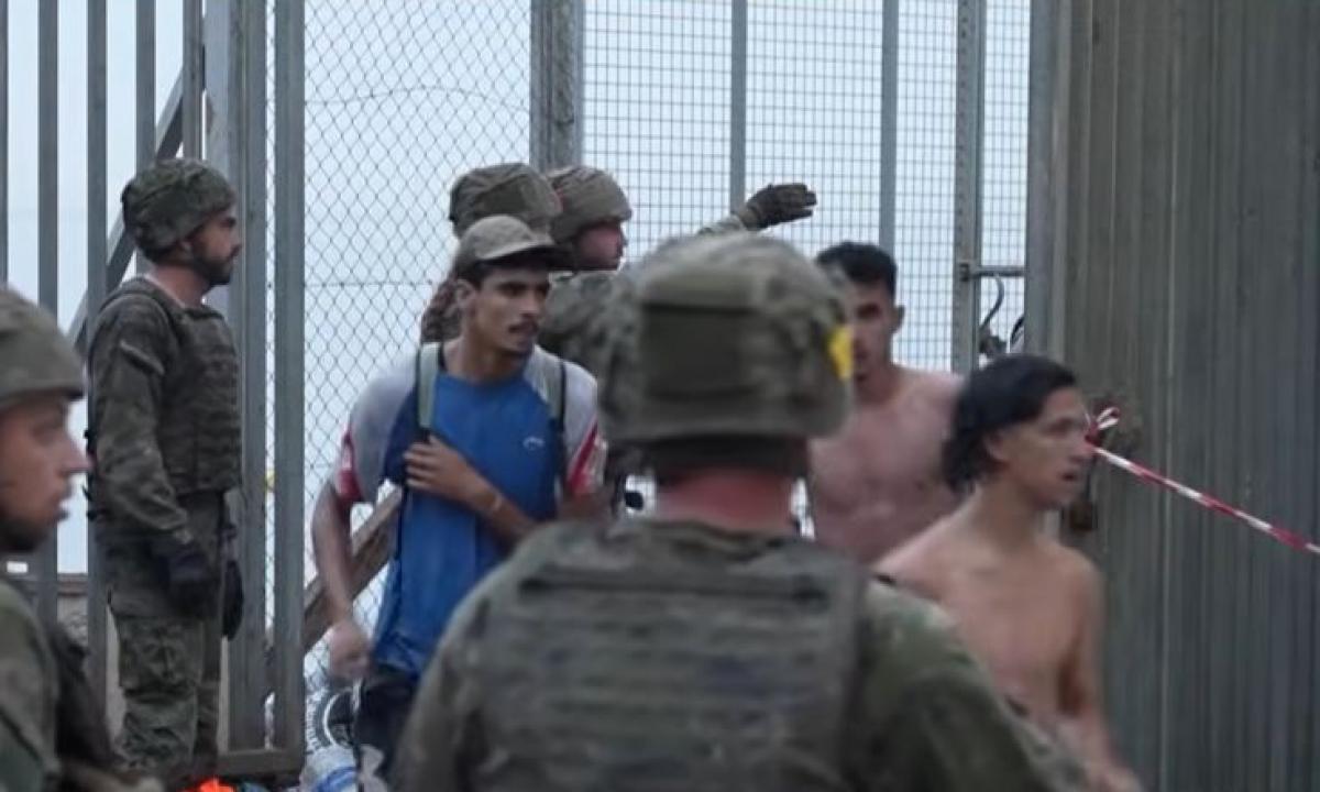 Jie šturmavo miestą – plėšiamos parduotuvės, užimami gyventojų namai (Video)