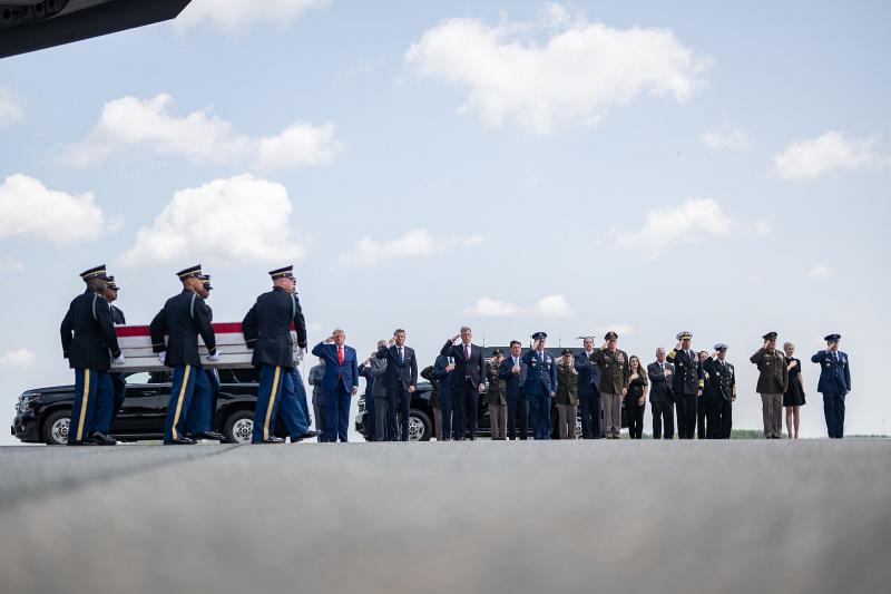 Trumpas pasitinka kare prieš Iraną žuvusius amerikiečių karius