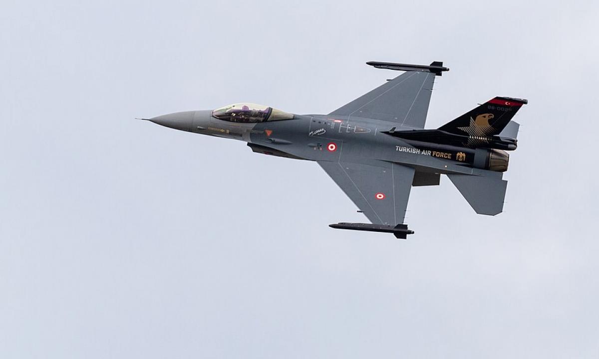 Turkija siunčia F-16 naikintuvus prie Rusijos sienų – „šlifuos“ Baltijos šalių padangę