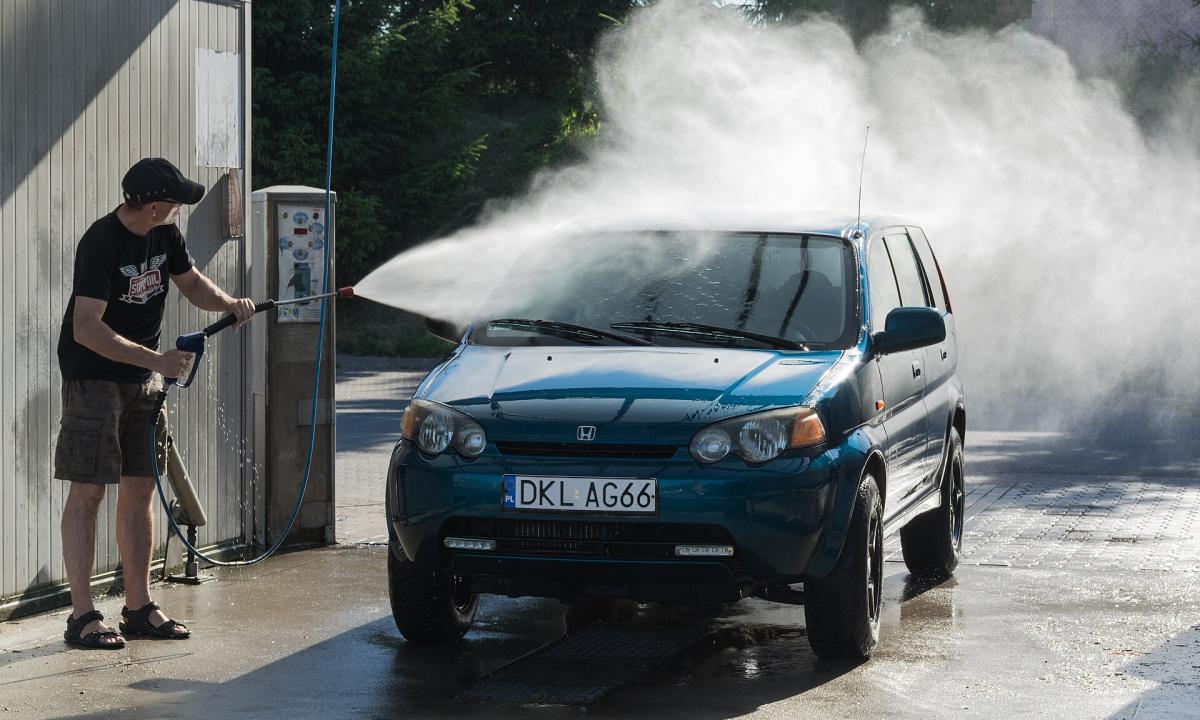 Didžiausios klaidos bekontaktėje automobilių plovykloje. Taip pažeisite dažus
