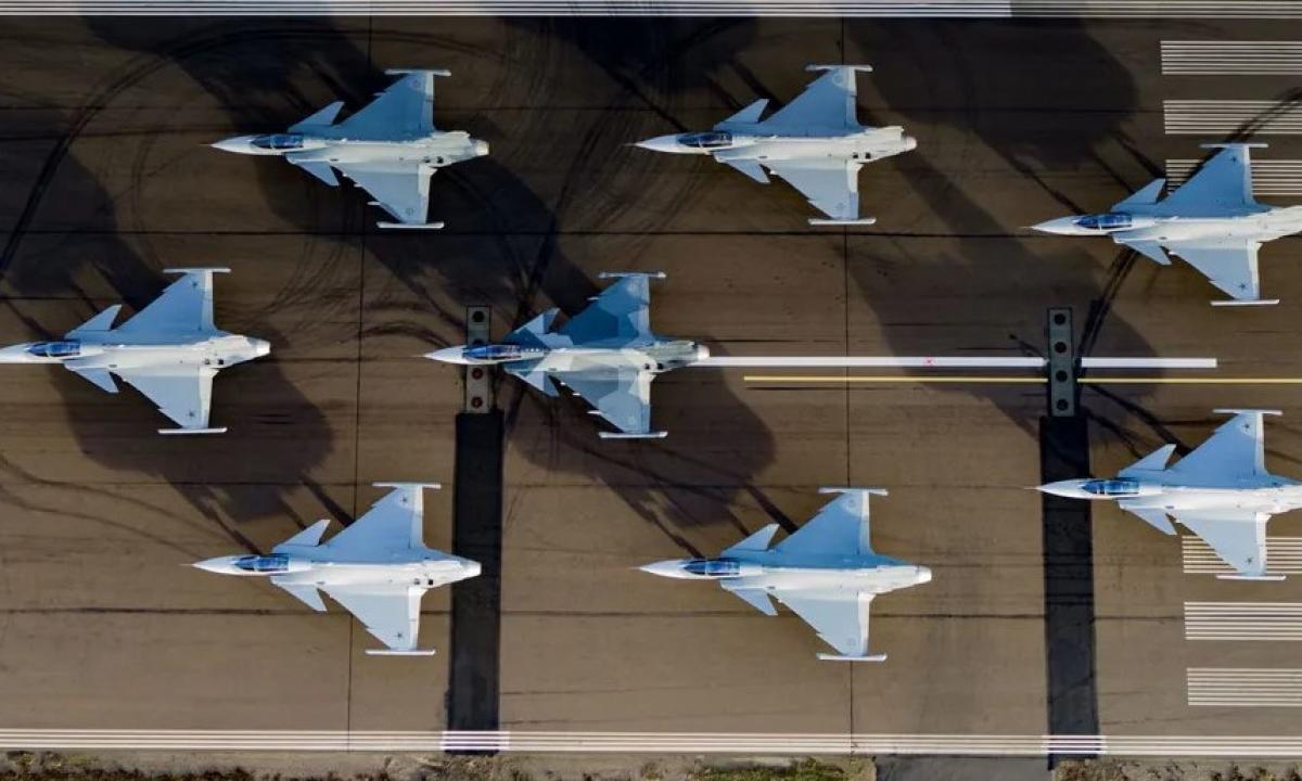 Lėktuvų upė Ukrainai. ES jau skyrė lėšų pirkimui