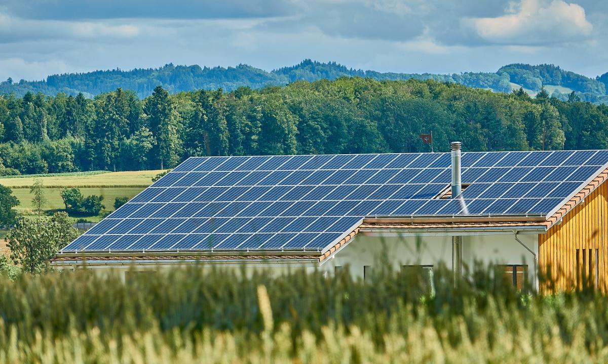 Ši šalis uždaro vėjo ir saulės jėgainių parkus. Tai vienintelis toks atvejis Europoje