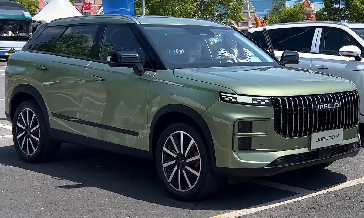 Kiniški automobiliai užtvindo Europą. Tai nebe banga, o tikras cunamis