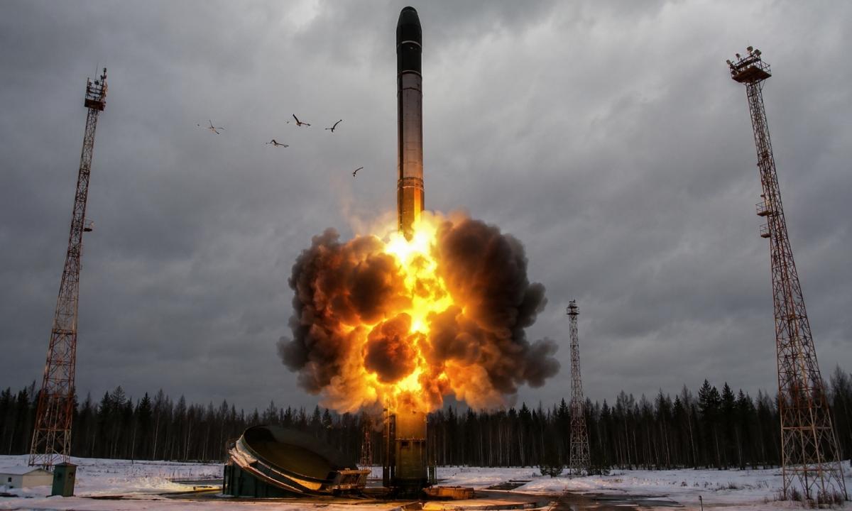 Putinas grasino „Sarmat“. Superraketa pasirodė esanti branduolinė kaliausė