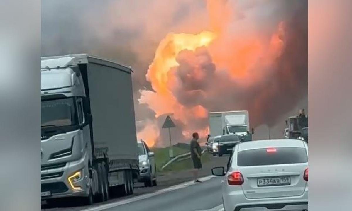 Rusijoje sprogus degančiam sunkvežimiui – panika ir keiksmai: „Kur, po velnių, jūs važiuojate, idiotai b****?!“ (Video)