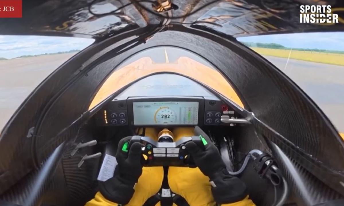 Ekskavatoriaus variklis: JCB pristatė 1 600 AG vandenilinį bolidą „Hydromax“, kuris skries greičiau už lėktuvą